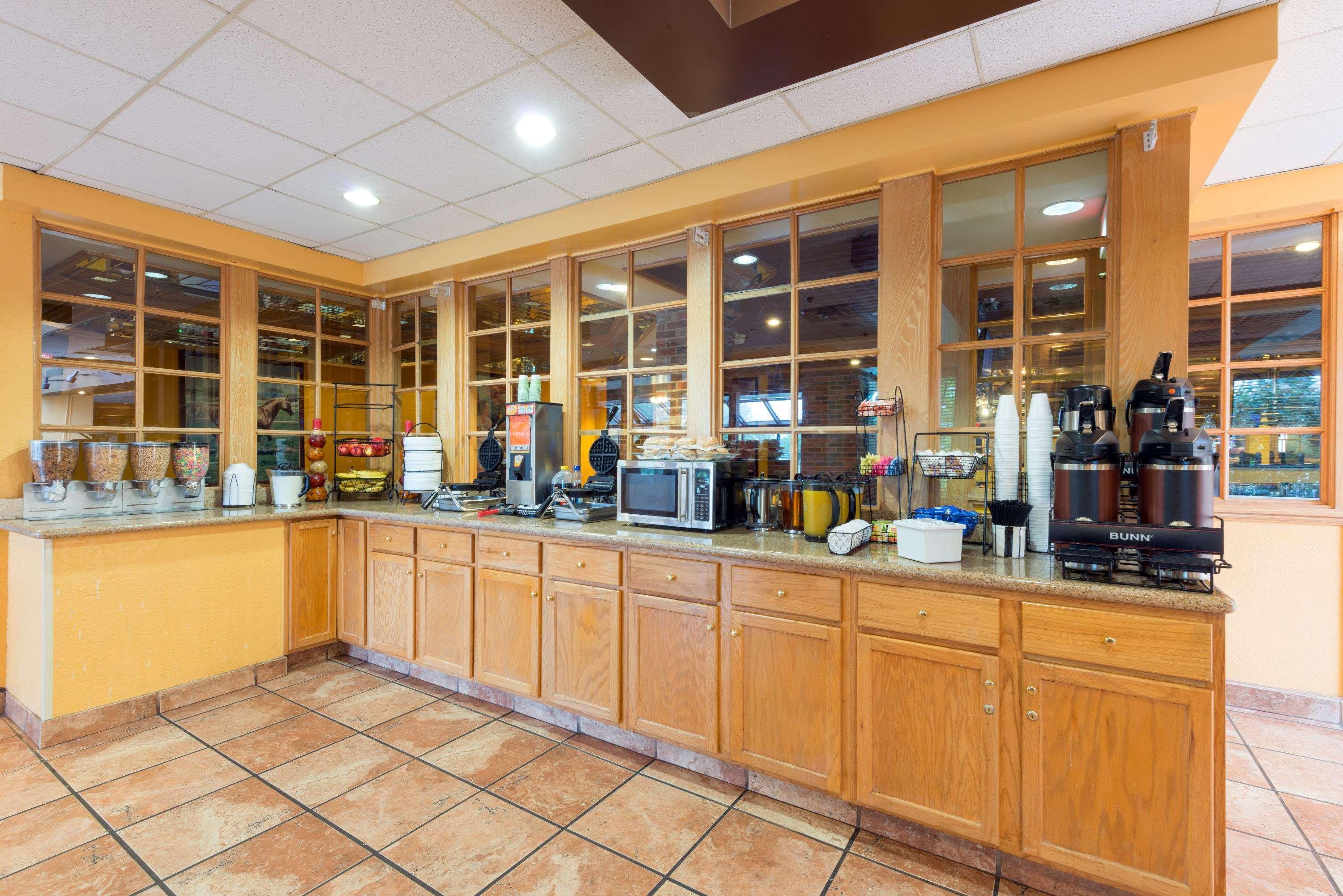 Ramada By Wyndham Louisville North Luaran gambar