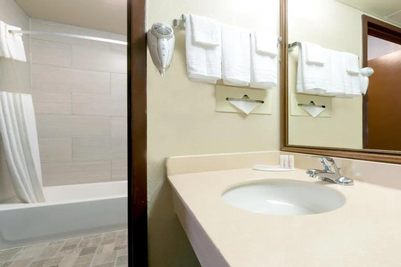 Ramada By Wyndham Louisville North Luaran gambar